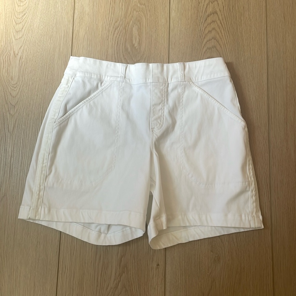 Cute white spanx shorts, elastic waistband so really comfy, medium size